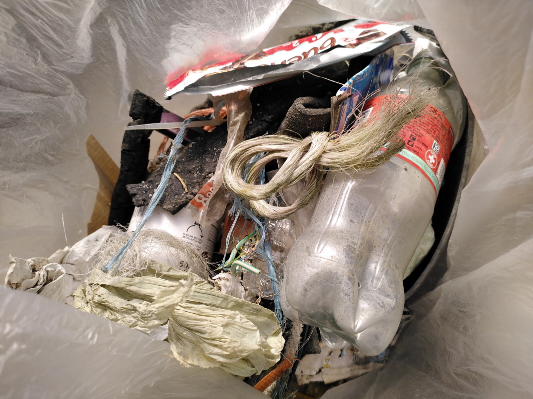 gesammelter Abfall in einem Plastiksack