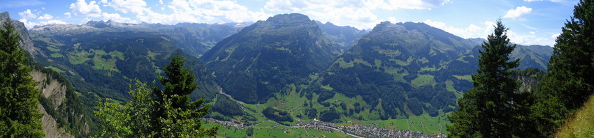 Logo 'Guets vo üs Buure' mit dem Wasserbergmassiv in der Bildmitte, rechts Achselstockmassiv