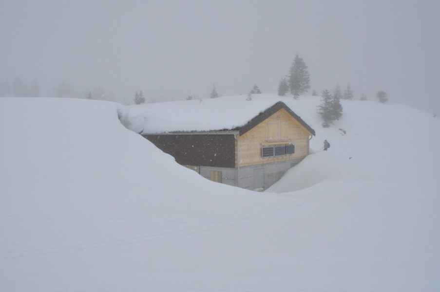 Hinderist Hütte tief im Schnee; links den Stall sieht man nicht mehr unter dem Schnee