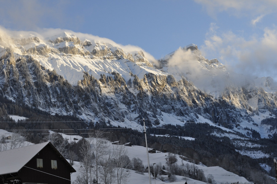 Morgenstimmung am Heubrig: einige Wolkenfetzen streichen über und am Berg entlang; im Tal sind noch die Schatten